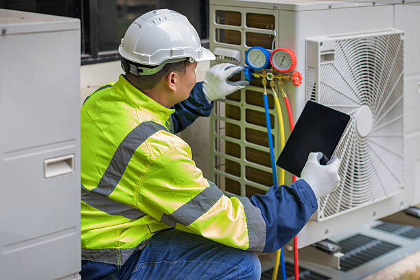 Professional Hvac technician working in Raymond, IL